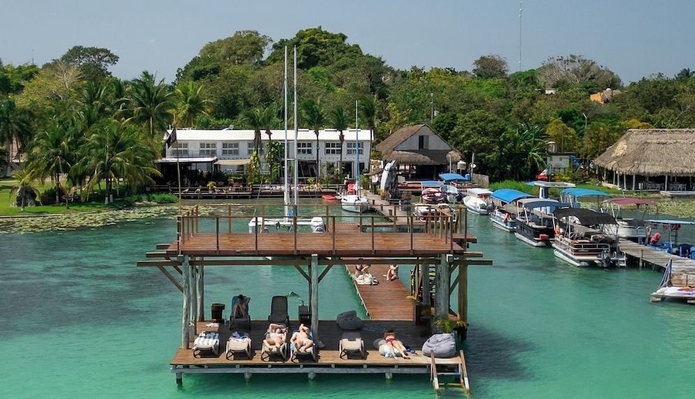 The Yak Lake House Hostal Bacalar